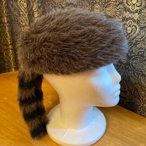Hunter’s hat XL with fake raccoon tail in great condition